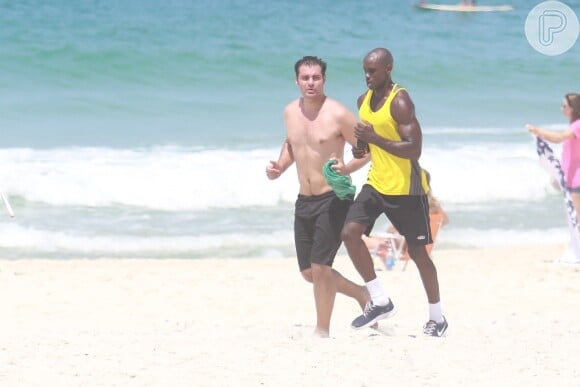 Thiago Lacerda correu na praia sem camisa durante a série de exercícios