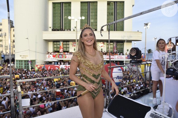 Claudia Leitte se emocionou ao comandar a abertura do Carnaval de Salvador