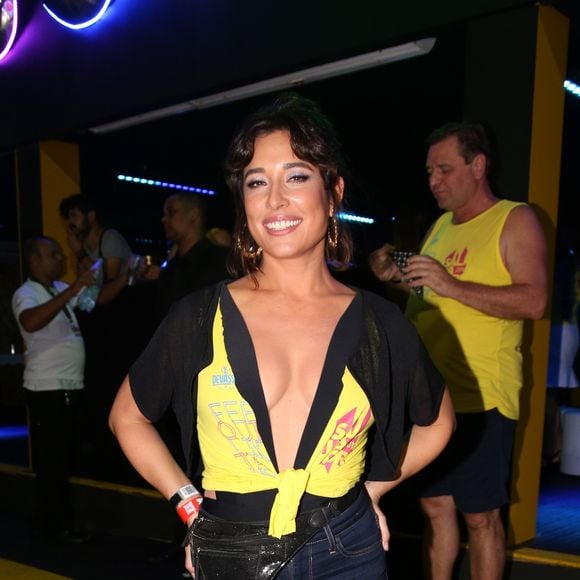 Giselle Itié apostou em decote ao prestigiar o camarote Salvador