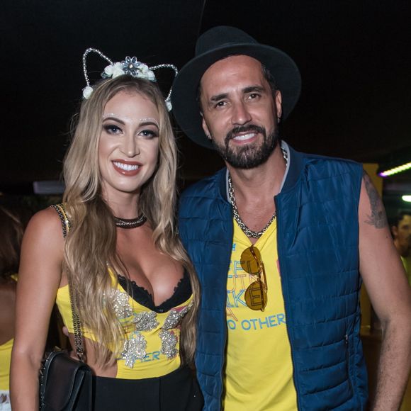 Latino foi acompanhado de Jéssica Rodrigues no camarote Salvador