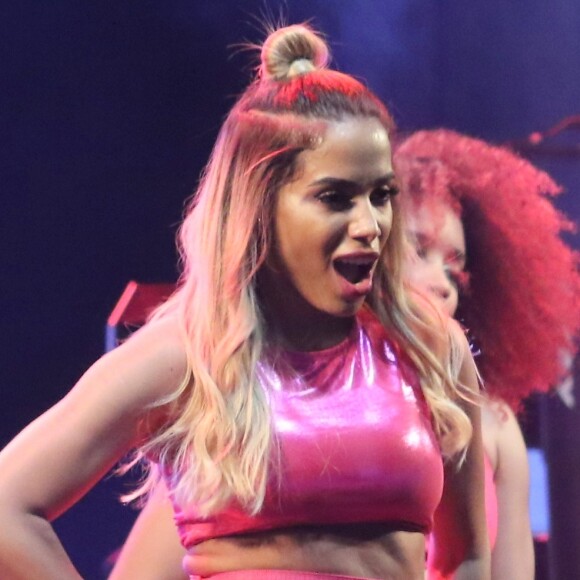 Anitta diz que fica chateada com as piadas dos internautas sobre suas intervenções estéticas: 'As pessoas costumam tratá-las como uma grande questão. Não vejo dessa forma. Você tem que buscar aquilo que te satisfaz'