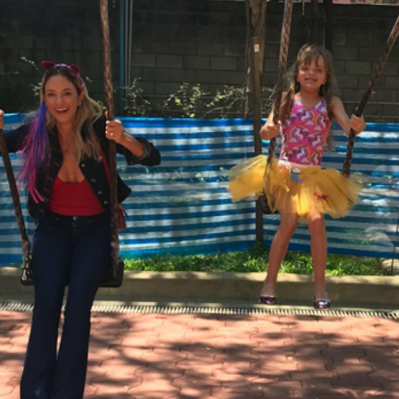 Ticiane Pinheiro se divertiu com a filha, Rafaella Justus, em festa de carnaval