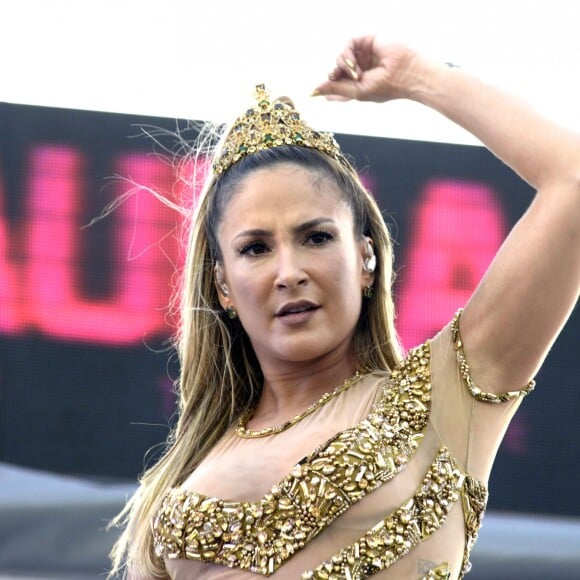 Claudia Leitte colocou uma máscara de Ivete Sangalo no rosto do pai dela