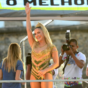 Claudia Leitte homenageou Ivete Sangalo no trio elétrico em Salvador na abertura do Carnaval