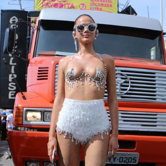 Musa do Bloco da Favorita, Bruna Marquezine escolhe fantasia ousada para desfilar em Copacabana, Zona Sul do Rio de Janeiro, na manhã deste sábado, 10 de fevereiro de 2018