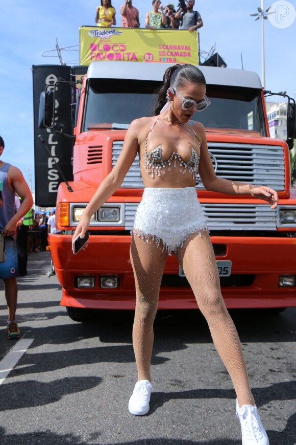 Musa do Bloco da Favorita, Bruna Marquezine escolhe fantasia ousada para desfilar em Copacabana, Zona Sul do Rio de Janeiro, na manhã deste sábado, 10 de fevereiro de 2018