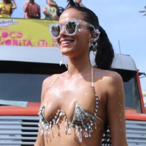 Musa do Bloco da Favorita, Bruna Marquezine escolhe fantasia ousada para desfilar