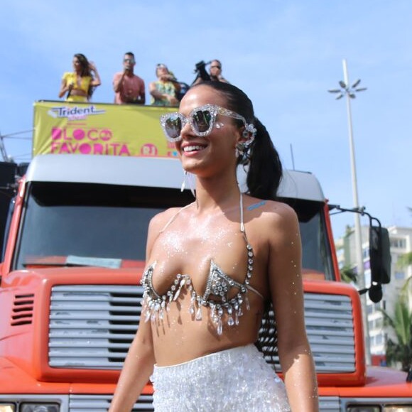 Musa do Bloco da Favorita, Bruna Marquezine escolhe fantasia ousada para desfilar
