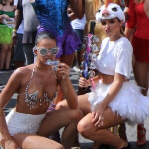 Bruna Marquezine posa com outras musas e famosas convidadas do Bloco da Favorita
