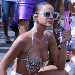 Musa do Bloco da Favorita, Bruna Marquezine escolhe fantasia ousada para desfilar em Copacabana, Zona Sul do Rio de Janeiro, na manhã deste sábado, 10 de fevereiro de 2018