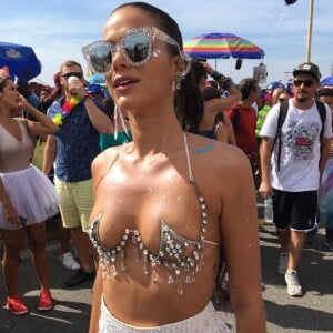 'Tô fantasiada de carnaval. Não precisa de tema para sair no carnaval', disse Bruna Marquezine