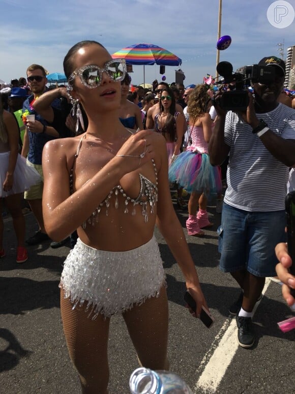 Musa do Bloco da Favorita, Bruna Marquezine escolhe fantasia ousada para desfilar em Copacabana, Zona Sul do Rio de Janeiro, na manhã deste sábado, 10 de fevereiro de 2018