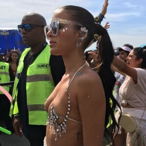 Musa do Bloco da Favorita, Bruna Marquezine ousou com look de pedrarias