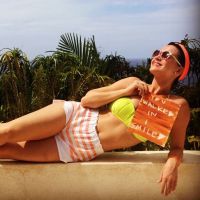 Katy Perry exibe boa forma ao tomar sol de shortinho e biquíni