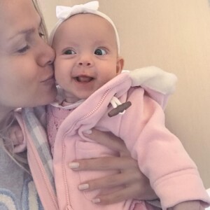 'Enquanto te amamento, que benção ver que está crescendo espertinha, 'conversando' do seu jeito e ficando cada dia mais fofinha com o leite materno', declarou Eliana