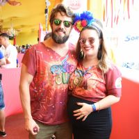 Com Rafael Cardoso, Mariana Bridi mostra barrigão de grávida em bloco. Fotos!