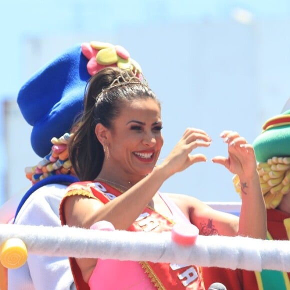 Scheila Carvalho acena para foliões no bloco Algodão Doce