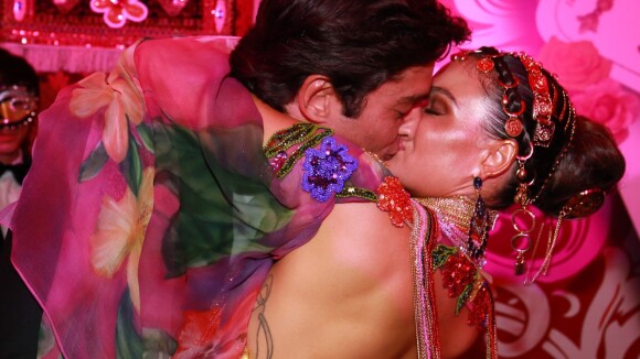 Isis Valverde troca beijos e ganha elogio do namorado no Baile do Copa: 'Gata'