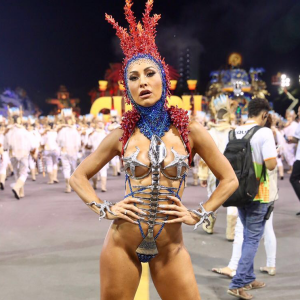 Sabrina Sato combinou espinha de peixe com duas estrelas do mar no seios no desfile da Gaviões da Fiel