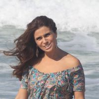 Giovanna Antonelli entra de roupa no mar durante gravação de 'Em Família'