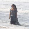 Giovanna Antonelli grava 'Em Família' em praia do Rio na manhã desta segunda-feira, 9 de junho de 2014