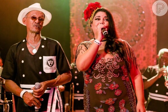 Fabiana Karla subiu ao palco do Copacabana Palace com o tradicional bloco Cordão do Bola Preta