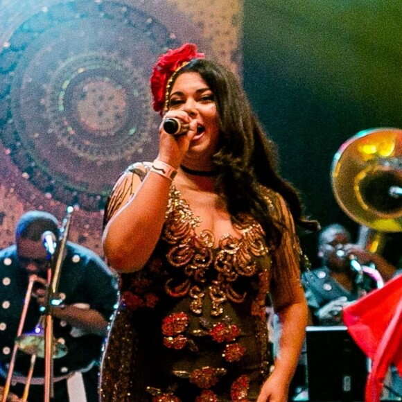 'Meu stylist escolheu um vestido Maison de Recife, que chegou hoje. Gosto de valorizar as pessoas da minha terra, é lindo mesmo, foi bem trabalhoso de fazer', disse Fabiana Karla