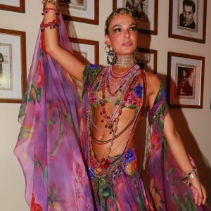 Rainha do baile do copa, Isis Valverde misturou bordado com transparência