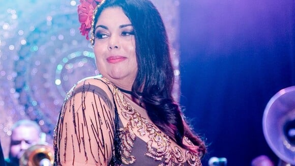 Fabiana Karla adota estampa floral em look gipsy para baile: 'Mistura elegante'