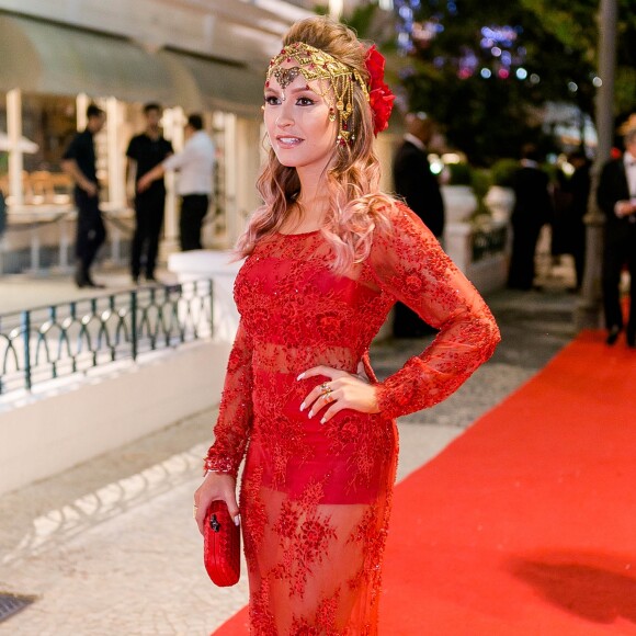 'Sempre tive sonho de usar vermelho', disse Carla Diaz