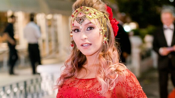 Carla Diaz aposta em vestido vermelho em baile: 'Sempre tive o sonho de usar'