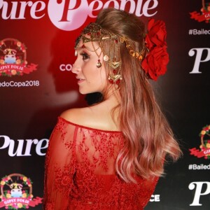 Carla Diaz mostra detalhes de seu penteado e a cabeça de Ramon Quinhones: 'A cabeça também foi feita para mim'