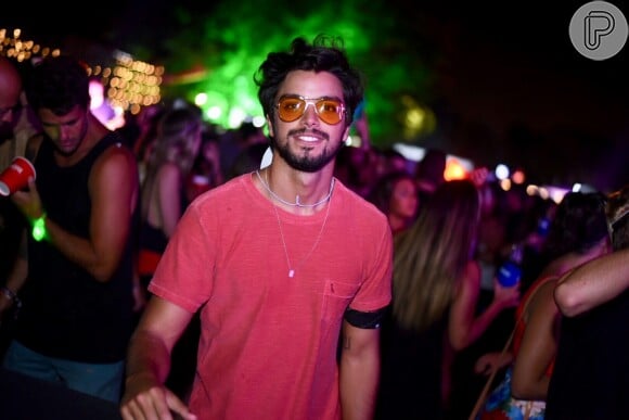 Rodrigo Simas apostou em óculos com lentes coloridas para a festa Esbórnia
