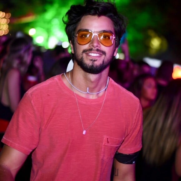 Rodrigo Simas apostou em óculos com lentes coloridas para a festa Esbórnia