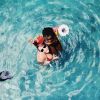 Giovanna Ewbank curte piscina com a filha, Títi