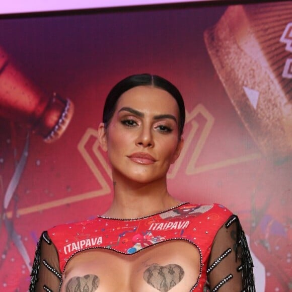 'É a feiticeira do amor, representa a mágica do amor', afirmou Cleo Pires sobre seu abadá customizado