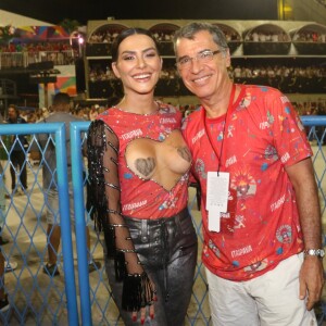 Cleo posa com o ator Paulo Betti em camarote na Sapucaí
