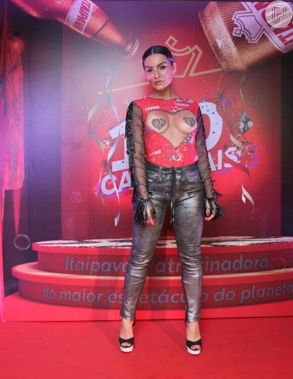 Cleo adota look com adesivo nos seios em camarote de Carnaval neste domingo (11): 'Mágica do amor'