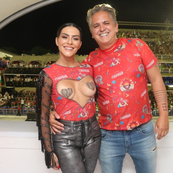 Cleo, sempre cheia de estilo, teve o abadá customizado pelo stylist Rapha Mendonça