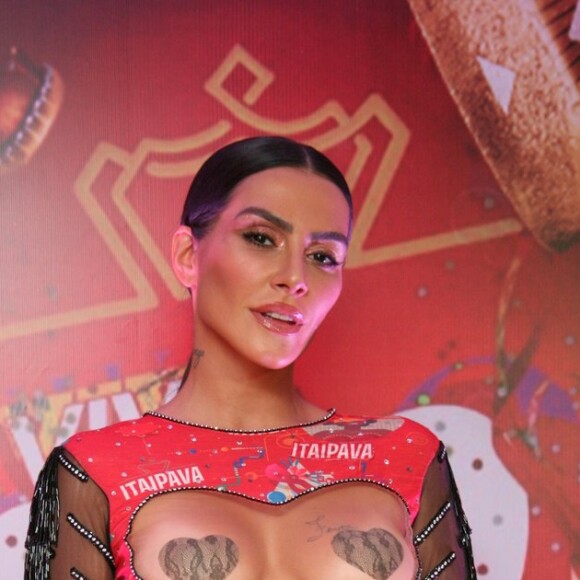 Cleo apostou em adesivos nos seios no look de Carnaval