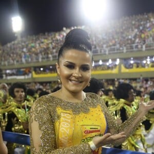 Dupla de Maiara, Maraisa usou um look dourado e brilhante no Carnaval