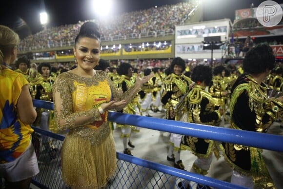 Dupla de Maiara, Maraisa usou um look dourado e brilhante no Carnaval