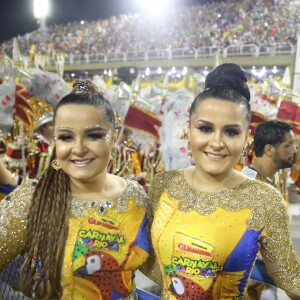 Maiara e Maraisa posaram para fotos na Marquês de Sapucaí, no Rio de Janeiro