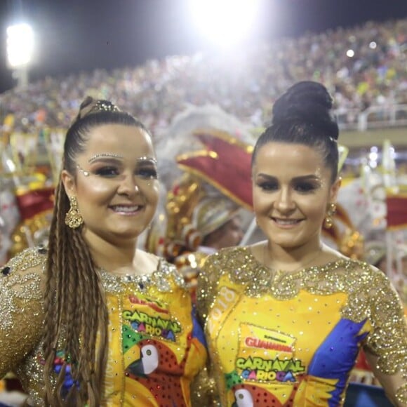 Maiara e a irmã, Maraisa, estiveram no camarote Guanabara na Marquês de Sapucaí na noite deste domingo, 11 de fevereiro de 2018