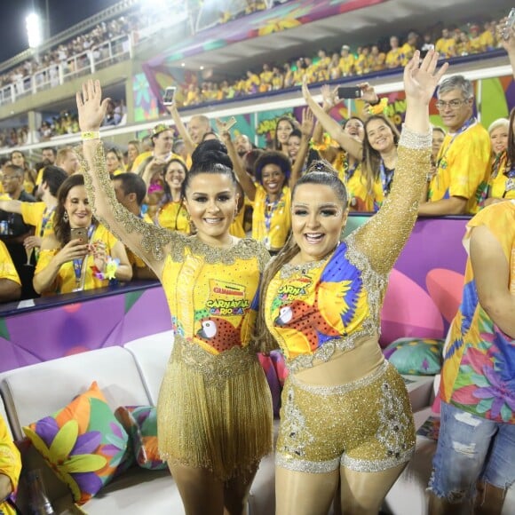 Maiara e Maraisa curtiram o Carnaval na Marquês de Sapucaí neste domingo, 11 de fevereiro de 2018