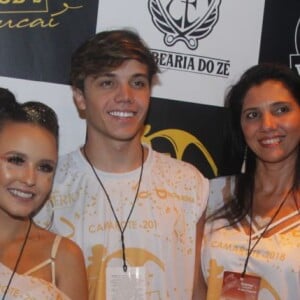 Larissa Manoela teve a companhia do namorado, Leo Cidade, da mãe, Silvana Taques, e dos pais do ator em camarote na Sapucaí