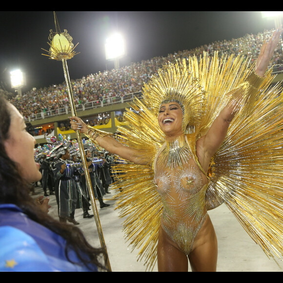 'Agora você que tem que desfilar! Alex (Escobar, parceiro de Fátima na apresentação do Carnaval carioca), vamos colocar ela para sair na Vila Isabel? Vamos fazer uma enquete aí na TV!', disse Sabrina Sato para Fátima Bernardes