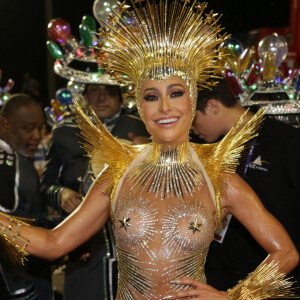 Sabrina Sato, após o desfile da Vila Isabel, convidou Fátima Bernardes para cruzar a Avenida