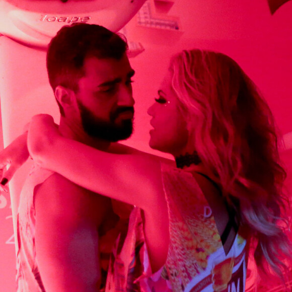 Ellen Rocche namorou o nutricionista Rogério Oliveira em camarote de cervejaria de Salvador, na Bahia