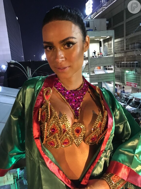 Thaila Ayala escolheu uma fantasia colorida para desfilar no Carnaval 2018